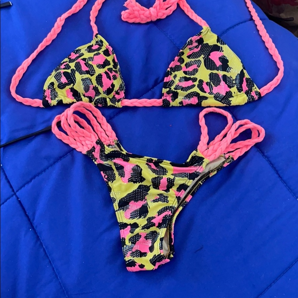 Multiple bikinis - Picture 8 of 10